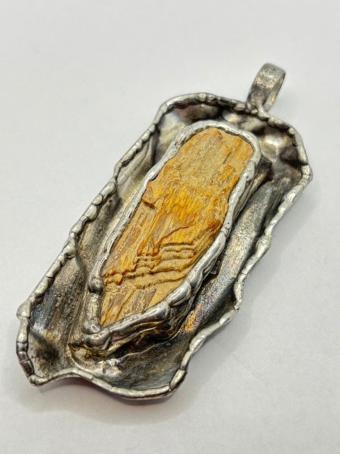 Zawieszka z skamieniałego drewna