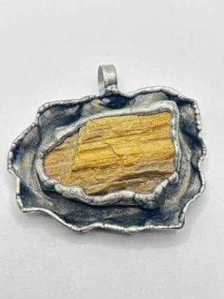 Zawieszka z skamieniałego drewna