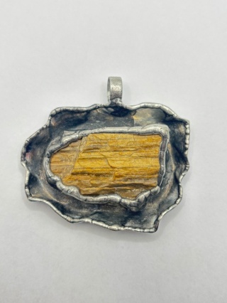 Zawieszka z skamieniałego drewna