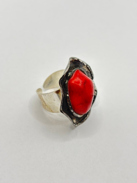 Pierścionek z koralem