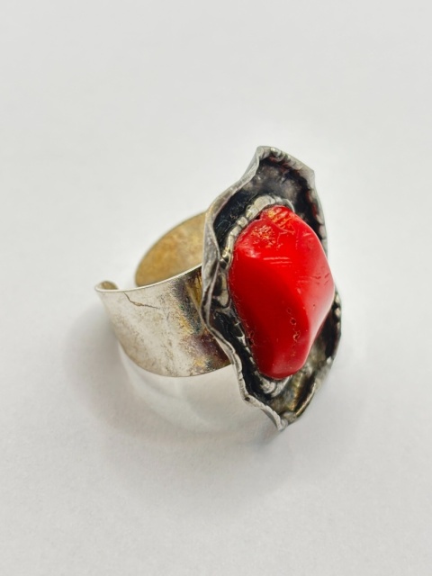 Pierścionek z koralem