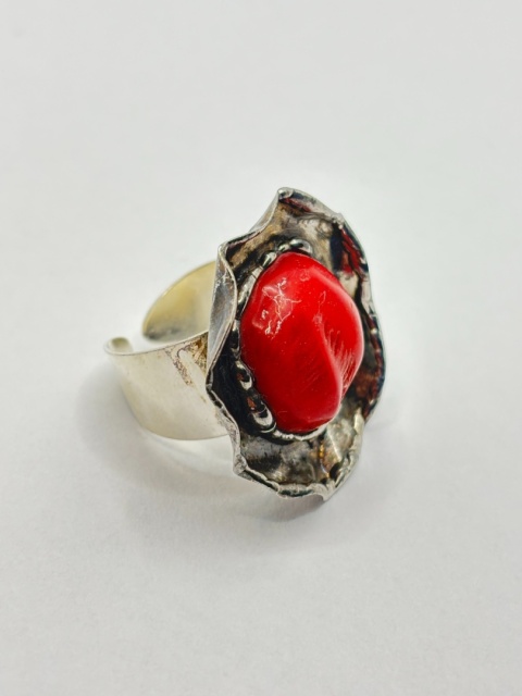 Pierścionek z koralem