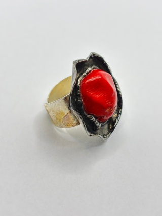 Pierścionek z koralem