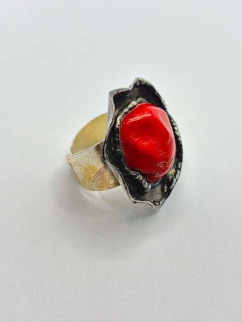 Pierścionek z koralem