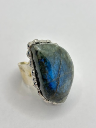 Pierścionek z labradorytem