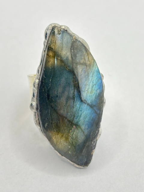 Pierścionek z labradorytem