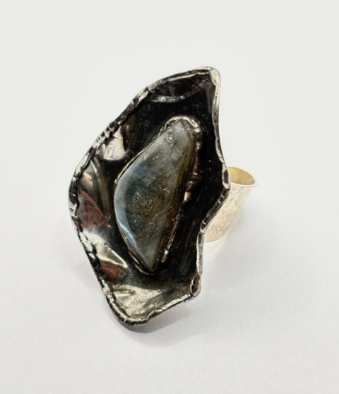 Pierścionek z labradorytem
