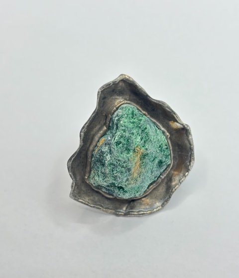 Pierścionek z fuchsytem