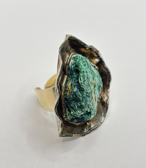 Pierścionek z fuchsytem