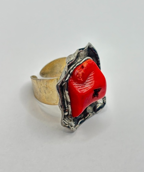 Pierścionek z koralem