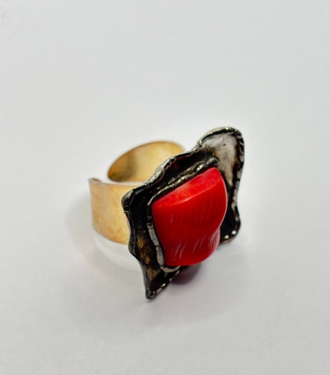 Pierścionek z koralem