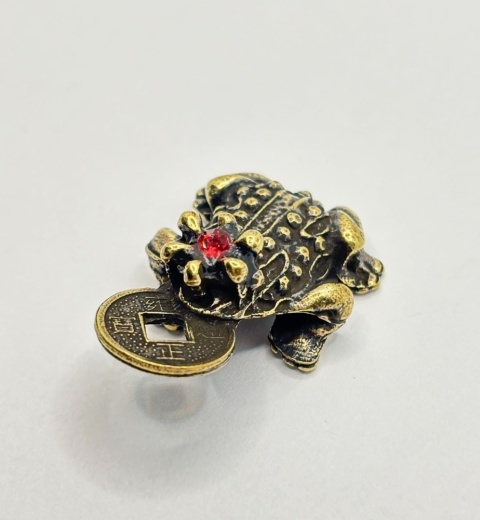 Figurka żaby z monetą