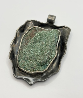 Zawieszka z fuchsytem