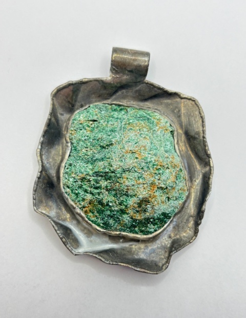 Zawieszka z fuchsytem