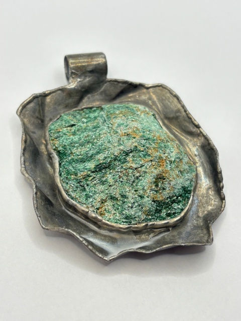 Zawieszka z fuchsytem