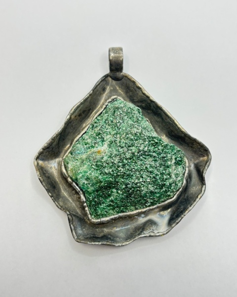 Zawieszka z fuchsytem