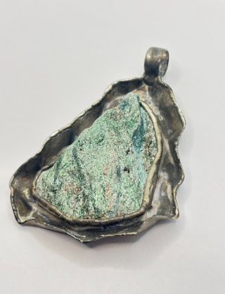 Zawieszka z fuchsytem