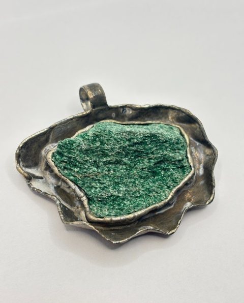 Zawieszka z fuchsytem