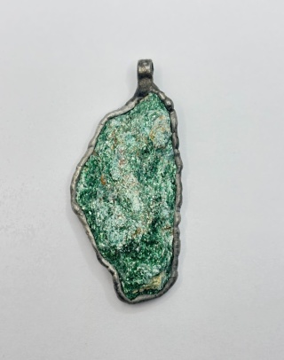 Zawieszka z fuchsytem