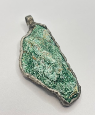 Zawieszka z fuchsytem