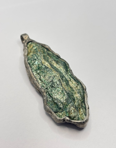 Zawieszka z fuchsytem