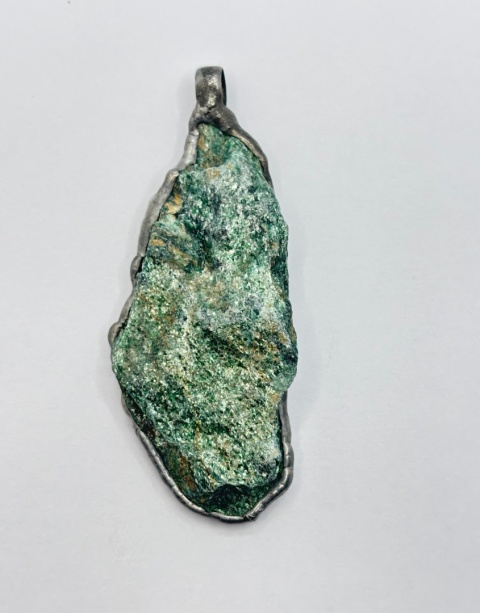 Zawieszka z fuchsytem