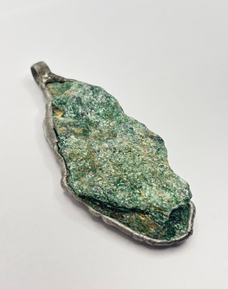 Zawieszka z fuchsytem