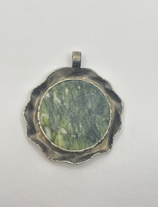 Zawieszka z jadeitem