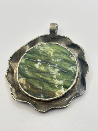 Zawieszka z jadeitem