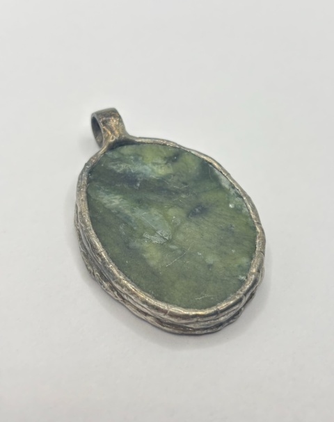 Zawieszka z jadeitem