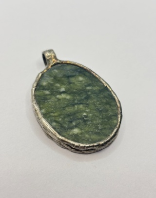 Zawieszka z jadeitem