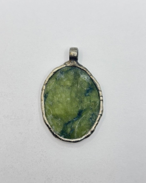 Zawieszka z jadeitem