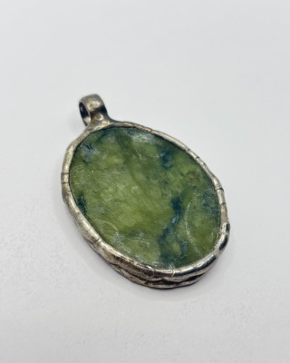 Zawieszka z jadeitem