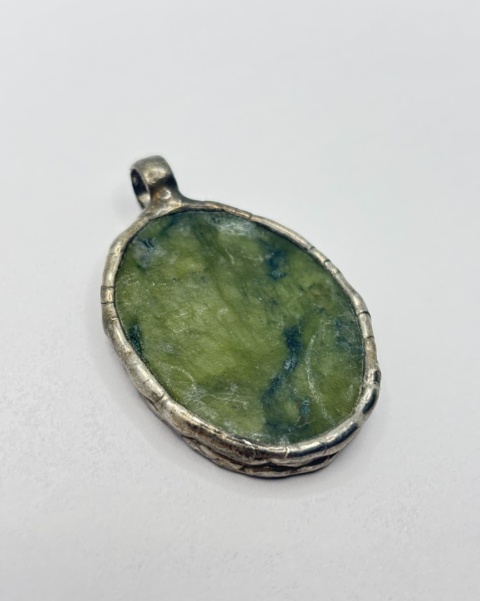 Zawieszka z jadeitem