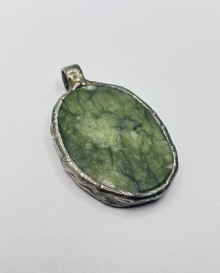 Zawieszka z jadeitem