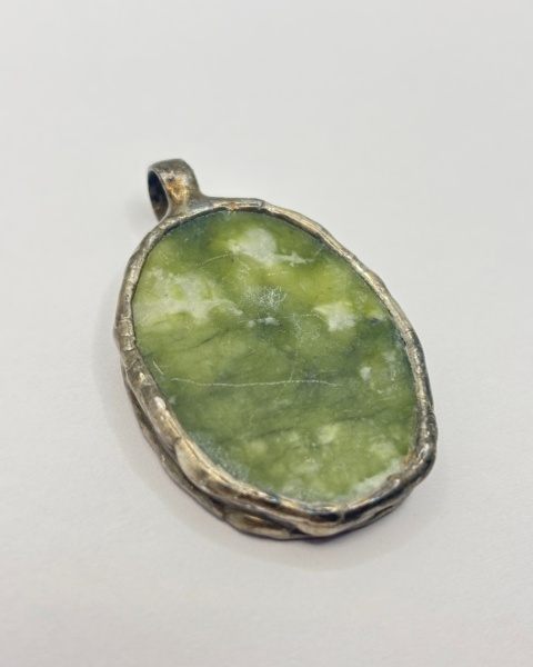 Zawieszka z jadeitem