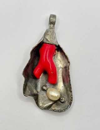 Zawieszka z koralem i perłą