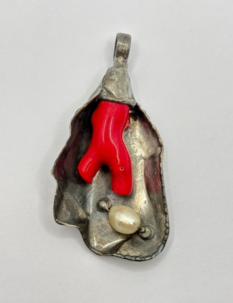 Zawieszka z koralem i perłą