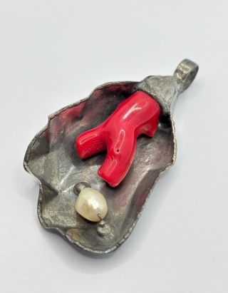 Zawieszka z koralem i perłą