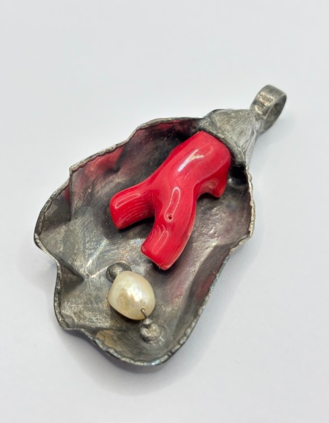 Zawieszka z koralem i perłą