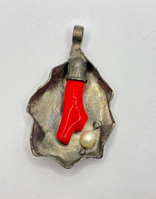 Zawieszka z koralem i perłą