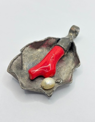 Zawieszka z koralem i perłą