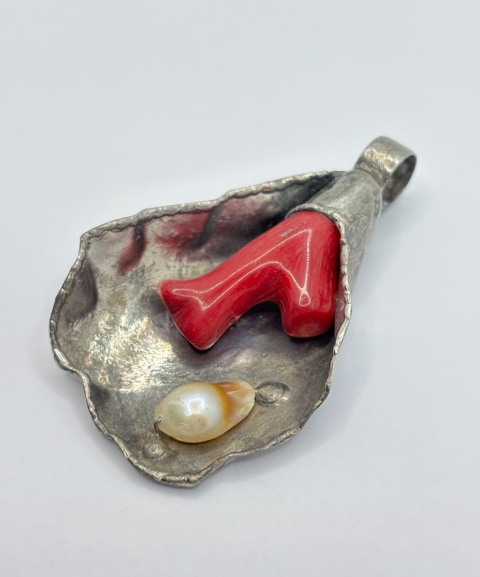 Zawieszka z koralem i perłą