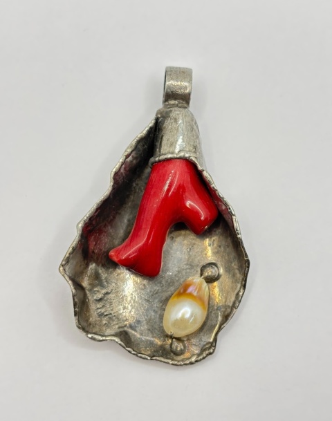 Zawieszka z koralem i perłą