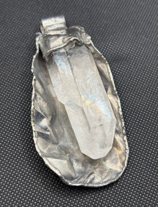 Zawieszka z kryształem górskim