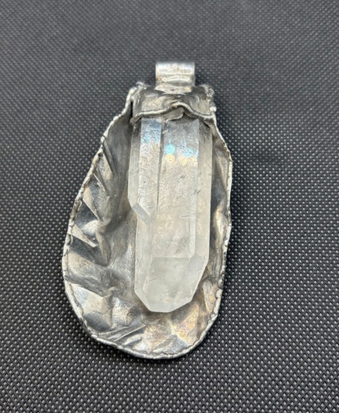 Zawieszka z kryształem górskim