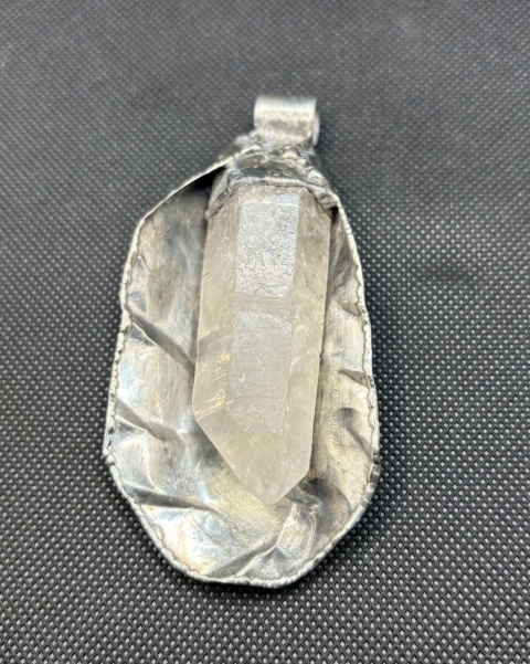 Zawieszka z kryształem górskim