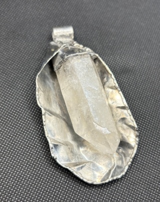 Zawieszka z kryształem górskim