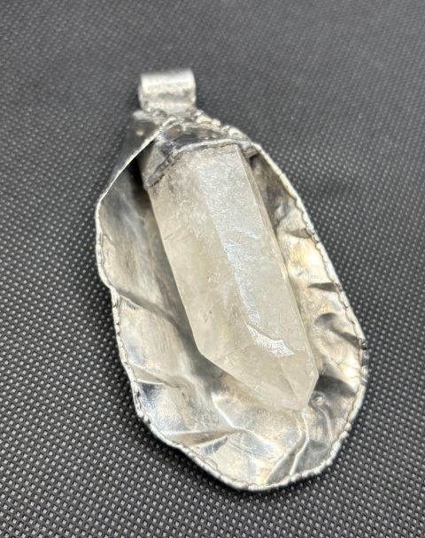 Zawieszka z kryształem górskim