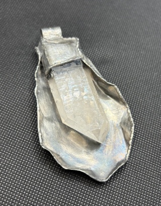 Zawieszka z kryształem górskim